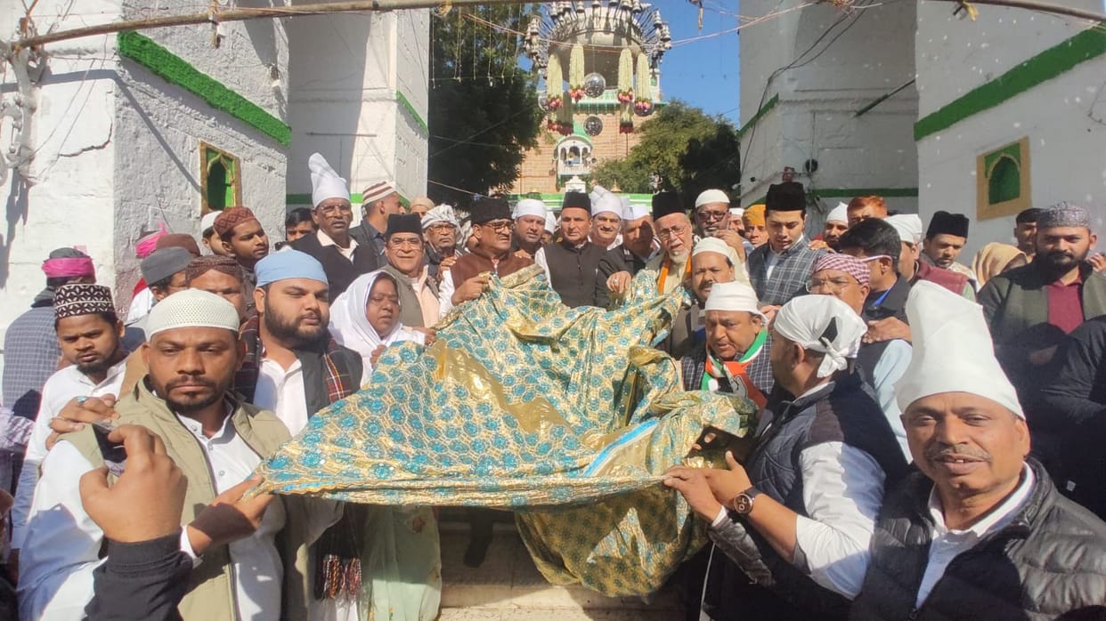 Former Chief Minister Ashok Gehlot's chadar presented at Gareeb Nawaz's dargah