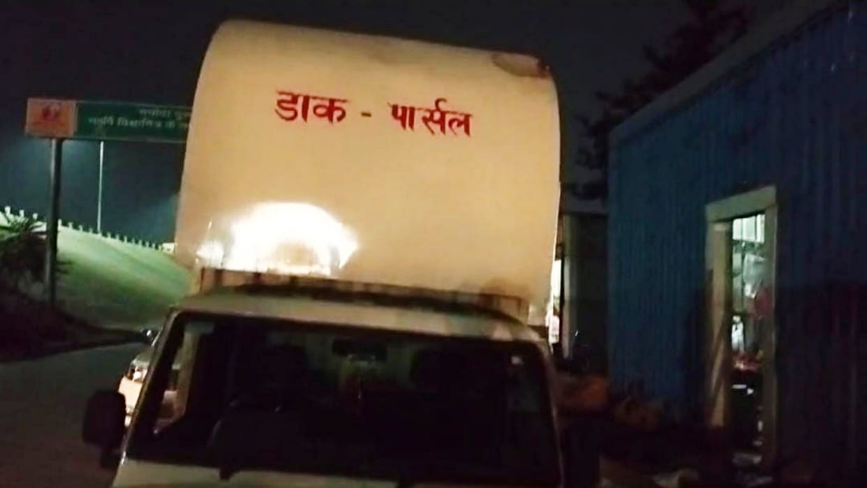 Buxar: Liquor was being smuggled through postal parcel van, boxes were hidden under junk; Police busted racket