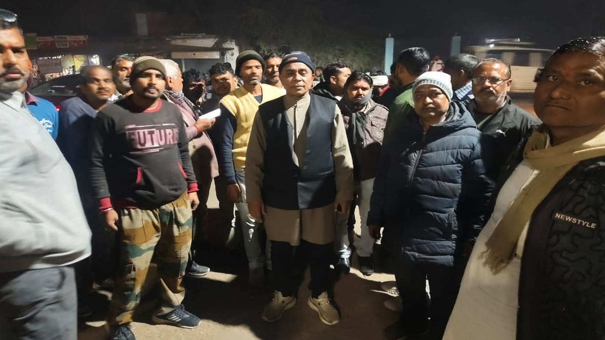 Banda: Constable misbehaved with the trader who reached the outpost with the release order of seized truck