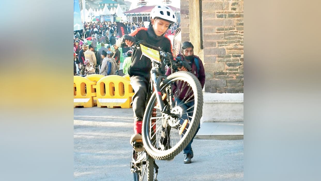 Message of saving fuel given by organizing a bicycle rally