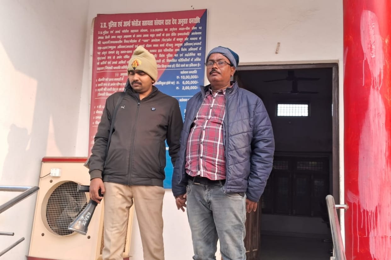 Gonda: Anti corruption team arrested panchayat secretary while taking bribe of Rs 10 thousand.