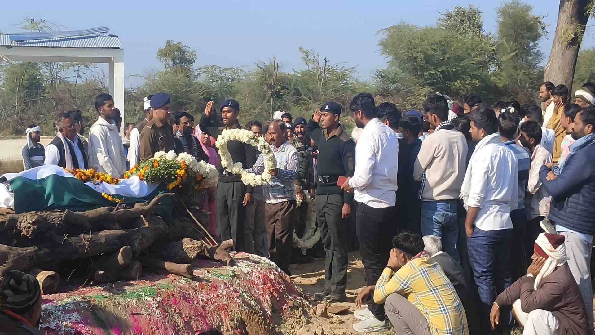 जवान को अंतिम विदाई देते क्षेत्र के लोग।