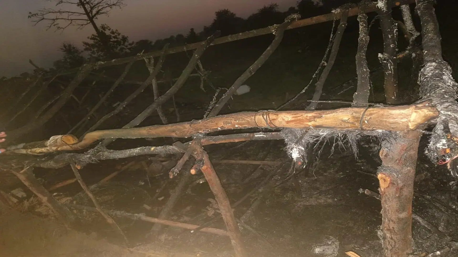 झोपड़ी में आग लगने से तीन बच्चियों की मौत हो गई।