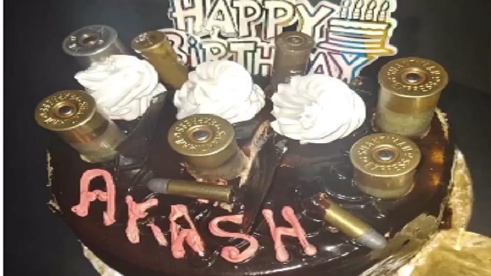 Muzaffarnagar: Youth celebrated by decorating birthday cake with 32 bore cartridges... watch viral video