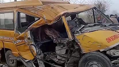 पठानकोट में स्कूल वैन हादसे का शिकार: ट्रैक्टर से टक्कर के बाद मची चीख-पुकार, ड्राइवर की टांग टूटी Tractor hit school van in Pathankot children driver and teacher injured