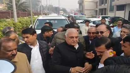 खरखौदा पहुंचे पर पूर्व सीएम का स्वागत किया गया।