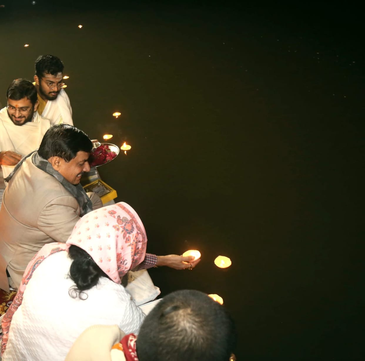 MP News: Chief Minister Mohan Yadav along with his family worshiped Mother Yamuna and donated lamps in Mathura