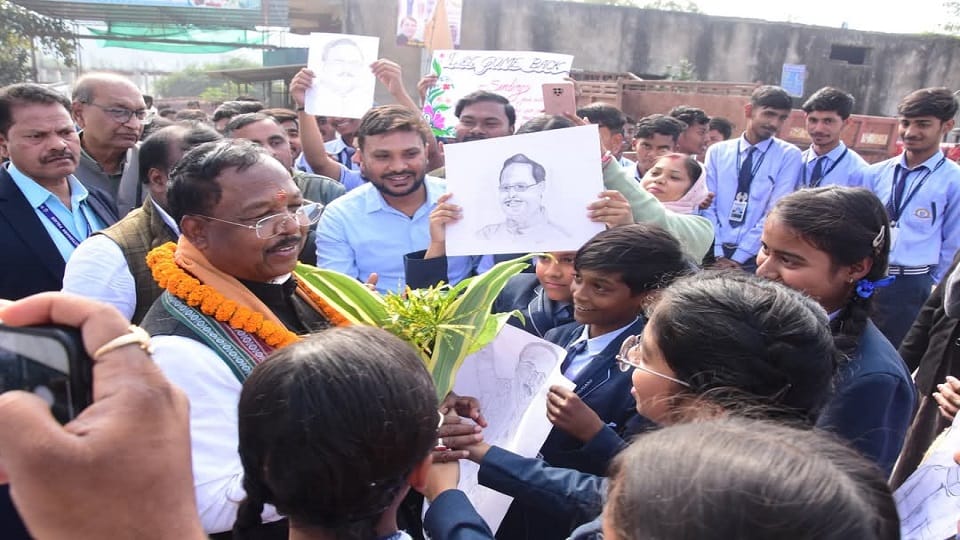 Children welcomed Minister Netam in a different style know which school children are from in Balrampur Ramanu