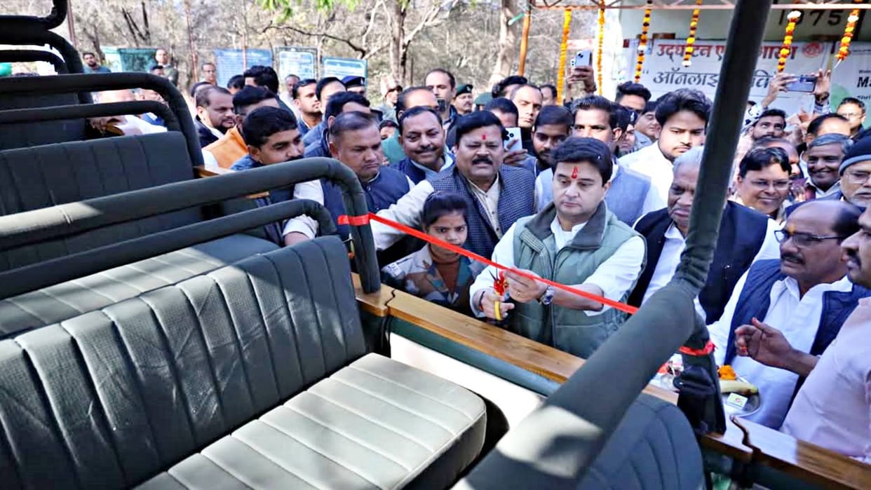 MP News Scindia flagged off tiger safari vehicle in Shivpuri inaugurated new look of George Castle Kothi
