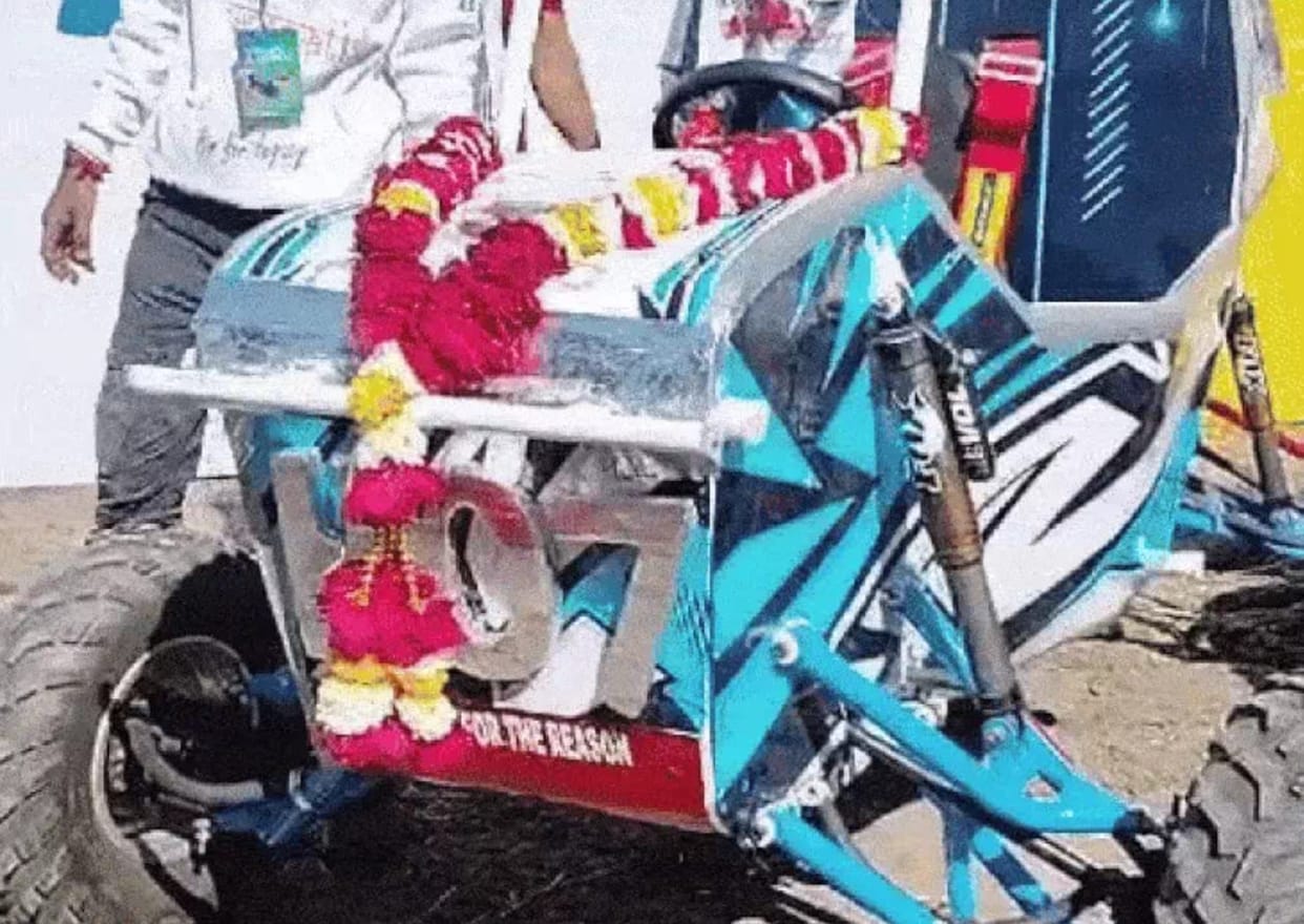 Indore: Union Minister Gadkari unveiled the country's first hydrogen-CNG vehicle Baja