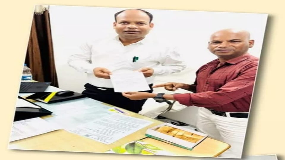 सहायक शिक्षक ने सौंपा त्यागपत्र