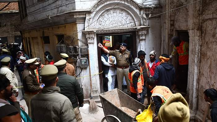 PHOTOS: सिद्धिश्वर महादेव का मूल पाषाण शिवलिंग गायब, खरमास के बाद विधि- विधान से कराई जाएगी स्थापना Siddhishwar Mahadev original stone Shivling missing in Varanasi
