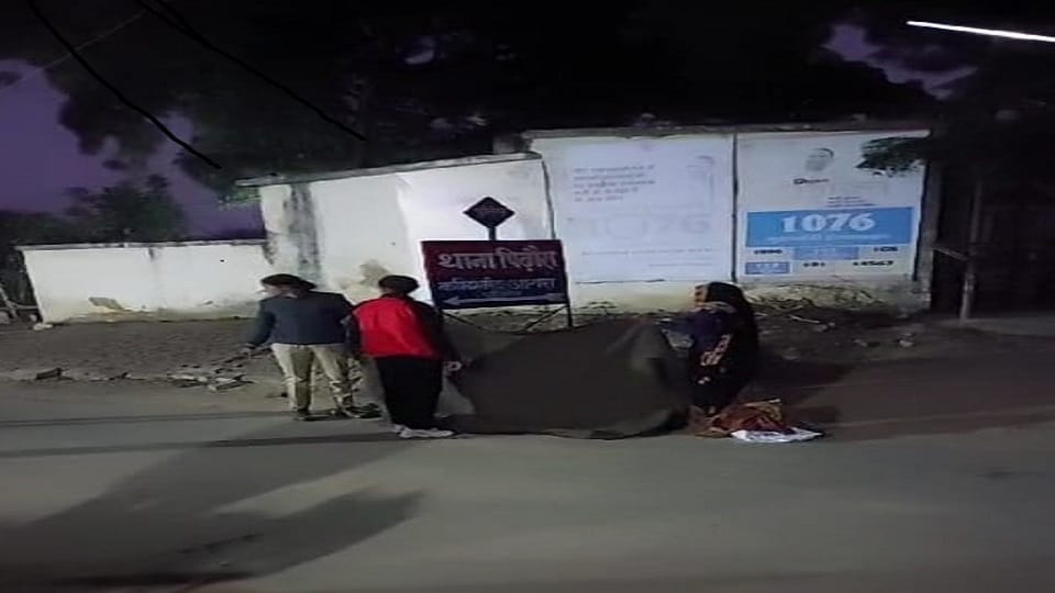 A woman gave birth on the road in front of the police station