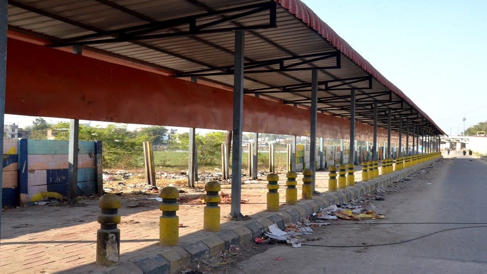 Vending zones lay deserted in Aligarh