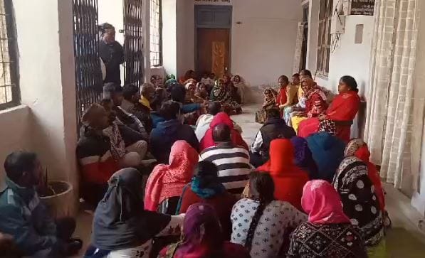 Electricity connection cut Kanshiram Awas people shocked see bill 60 thousand rupees SDM