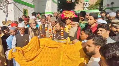 Ajmer News: 813वें उर्स में अरविंद केजरीवाल और आतिशी की चादर पेश, अमन-चैन और चुनावी सफलता की दुआ Ajmer News: Arvind Kejriwal and Atishi presented chaadar on 813th Urs