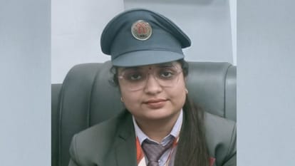 Women running Lucknow Metro.