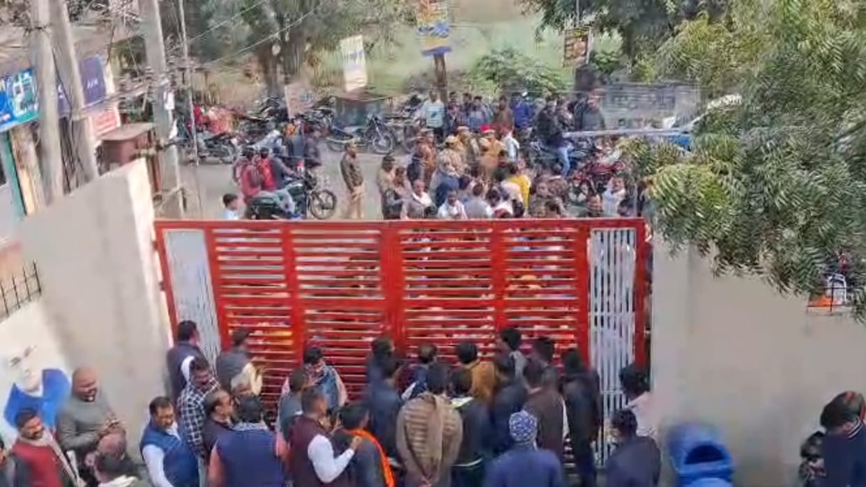 Allegation of making Mandal President by taking four lakh rupees, huge ruckus in BJP office.