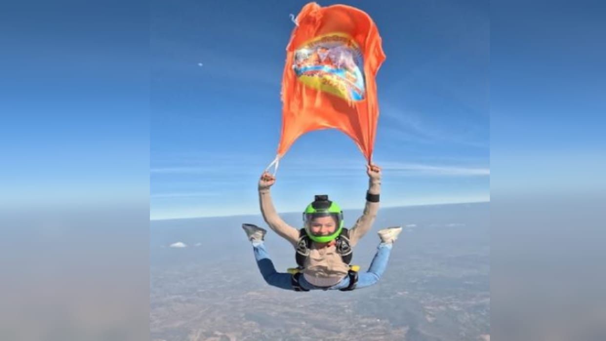 Anamika hoisted the official flag of Mahakumbh at a height of 13 thousand feet