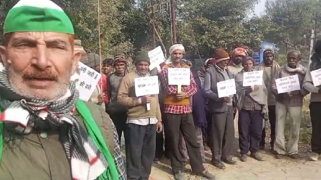 bku leaders protests by burning an effigy in budaun