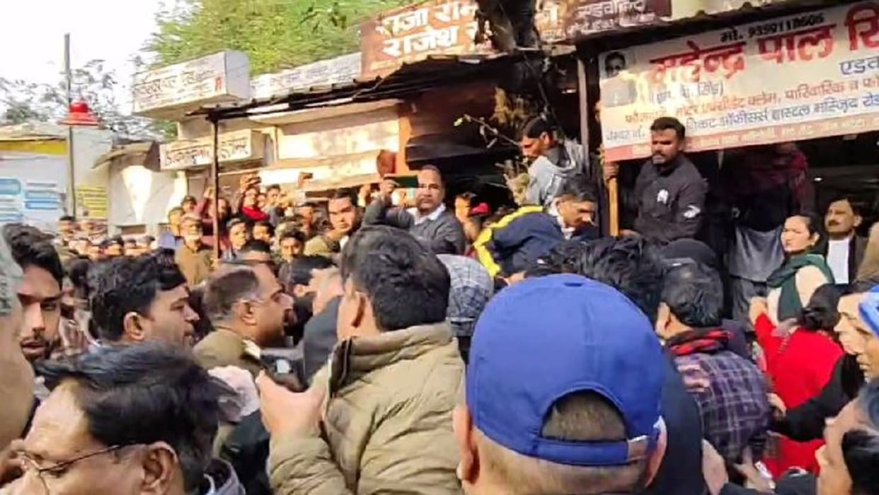 Panic spread due to firing on lawyer in the bareilly court