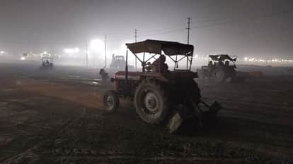 गंगा किनारे कोहरे का दृश्य।