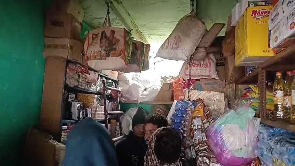 Groceries stolen by cutting the roof of the warehouse