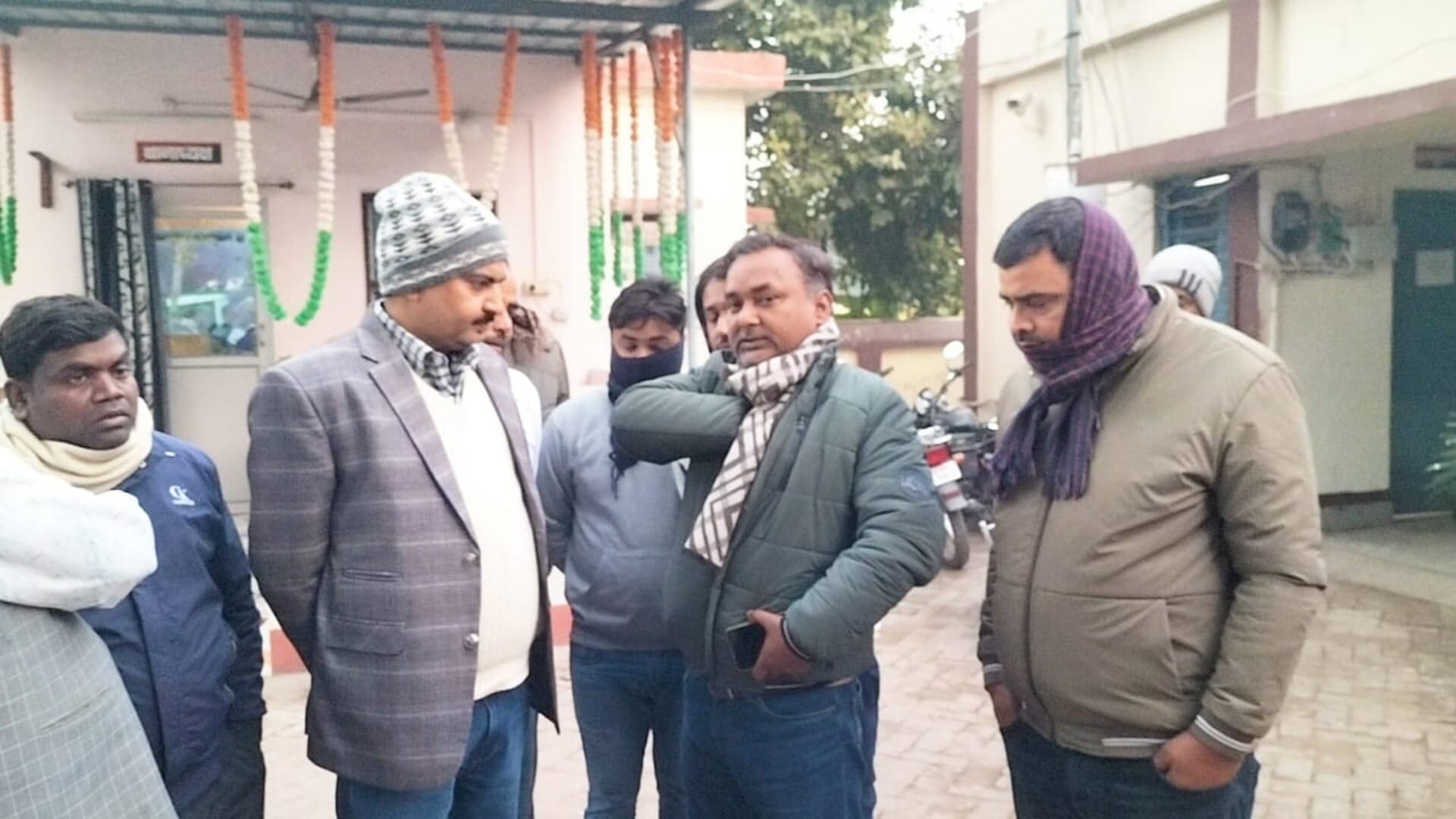 Gopalganj News: Ruckus in MNREGA office over work plan, clash between PO and Mukhiya's husband, FIR registered