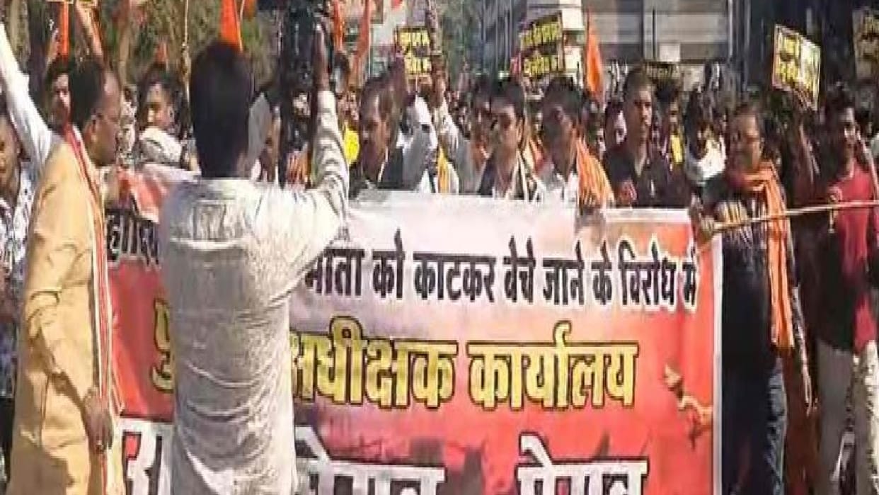 Sarv Hindu Samaj demonstrated against cow slaughter and cow smuggling in Raipur