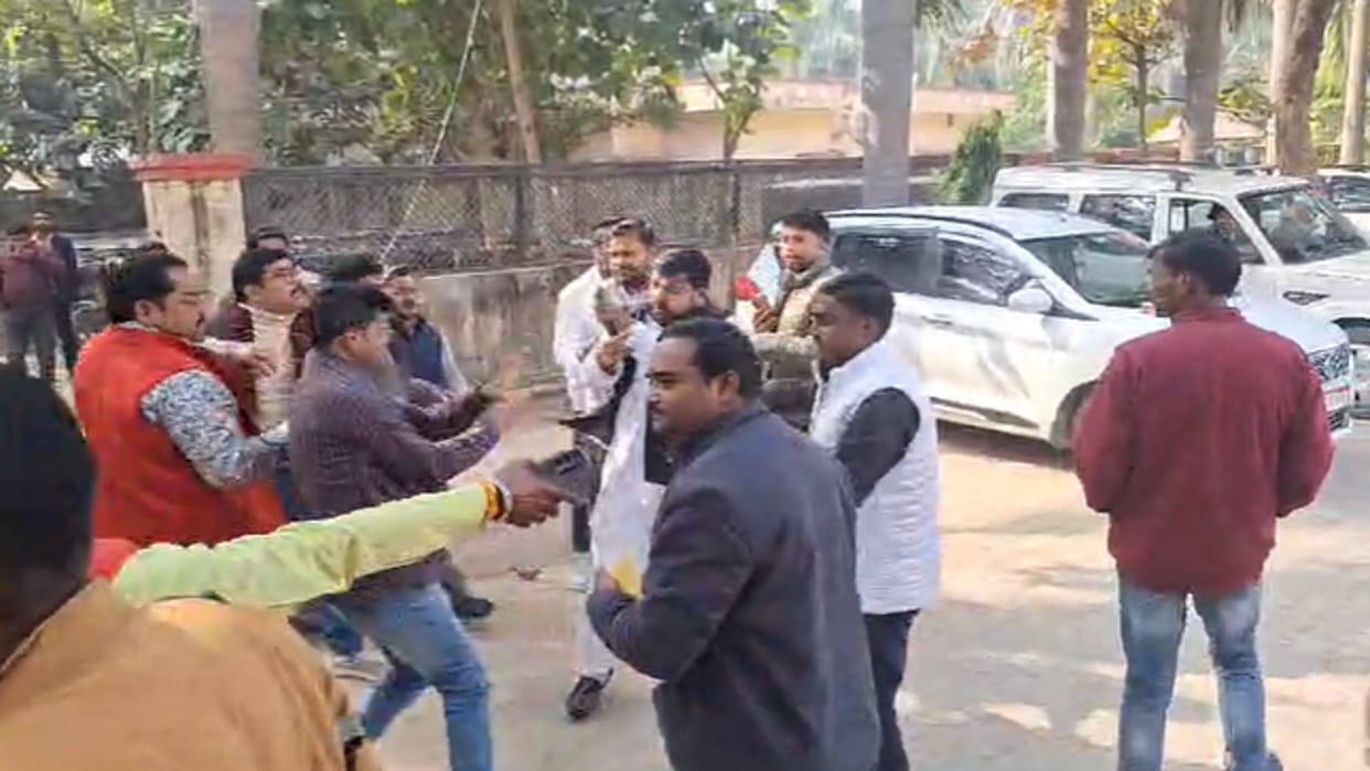 Huge ruckus in District Panchayat meeting, Rajabhaiya supporters beat up the member sitting