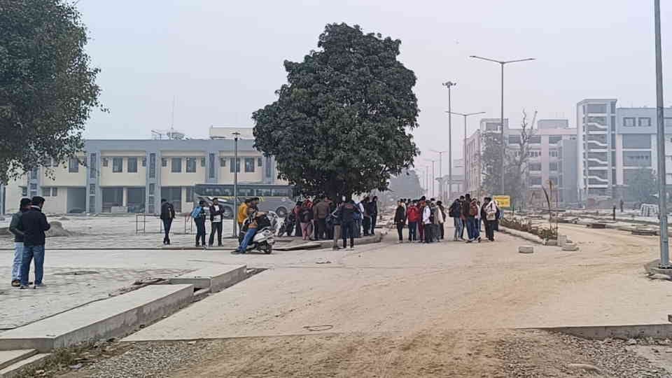 Haridwar News Protest against giving medical college on PPP mode, police stop students going to Dehradun to me