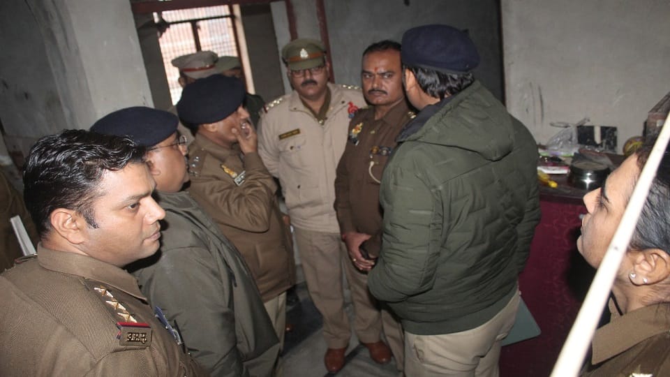 a constable shot girlfriend and then committed suicide In Hathras