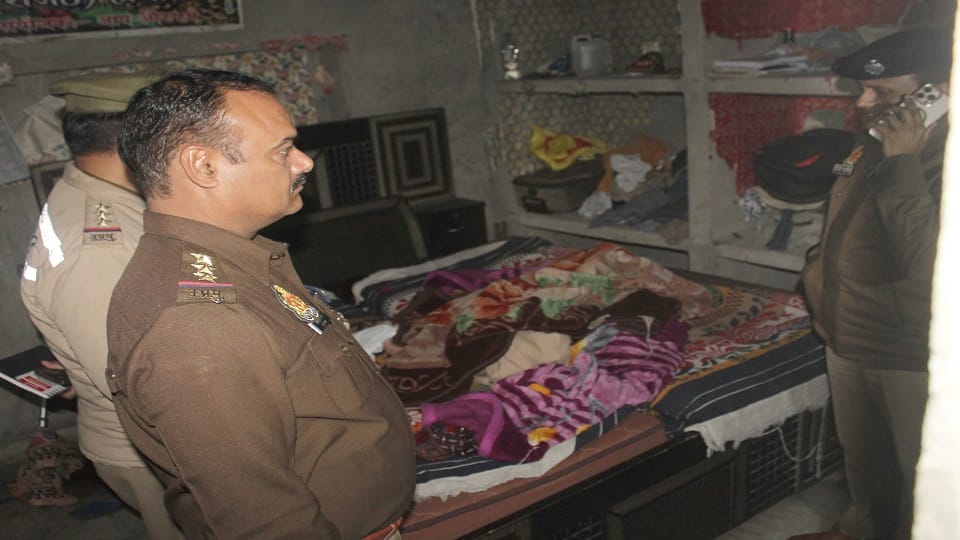 a constable shot girlfriend and then committed suicide In Hathras