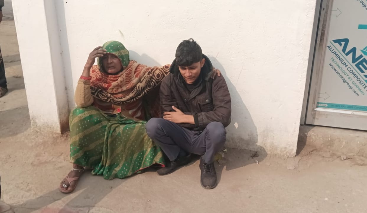 Kanpur Accident Unknown vehicle hit the bike mother and son died Police sent the bodies for postmortem