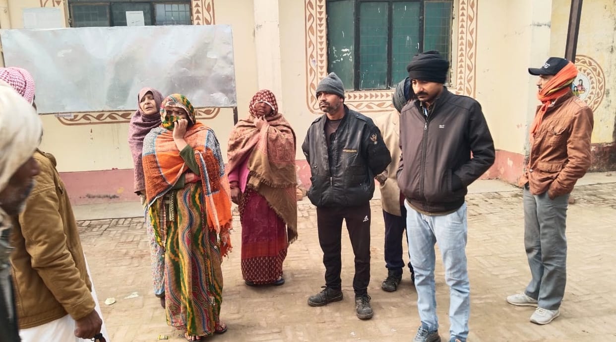 E rickshaw and bike collide fiercely driver dies family members in uproar body sent for postmortem