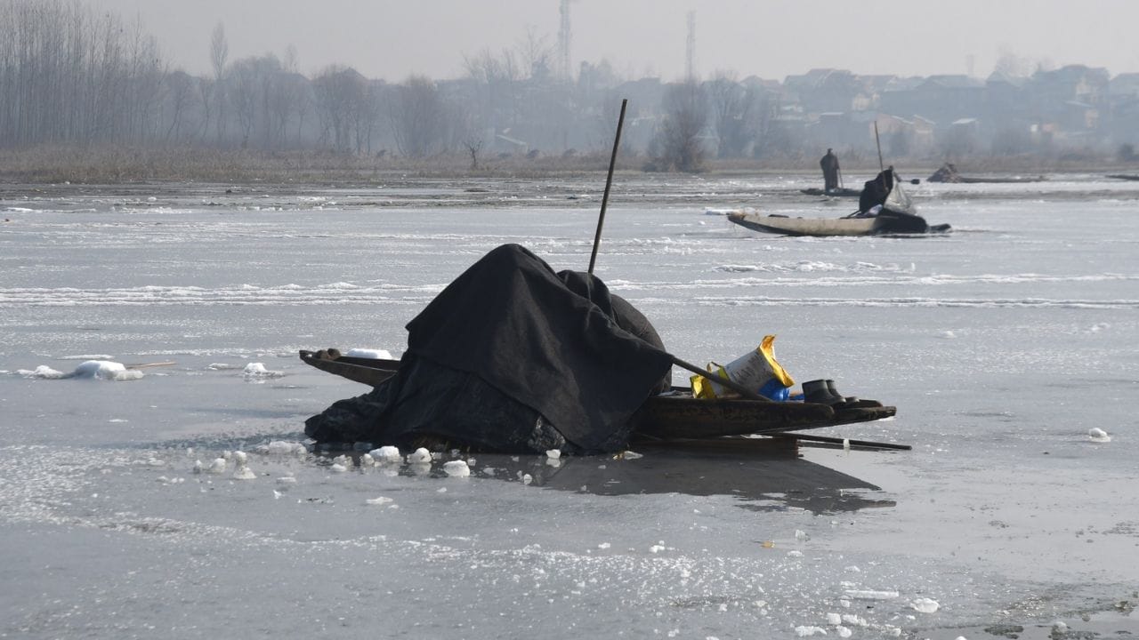 Srinagar: Searching for fish hidden in the shadows under the snow; Unique tradition of fishing, see these pict