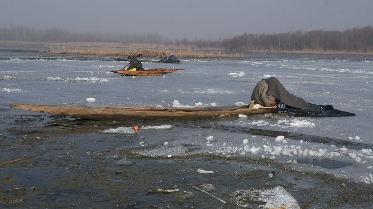 Srinagar: Searching for fish hidden in the shadows under the snow; Unique tradition of fishing, see these pict