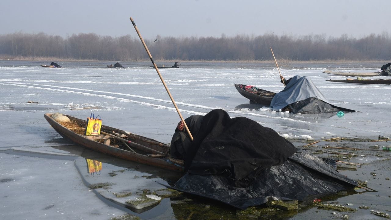 Srinagar: Searching for fish hidden in the shadows under the snow; Unique tradition of fishing, see these pict