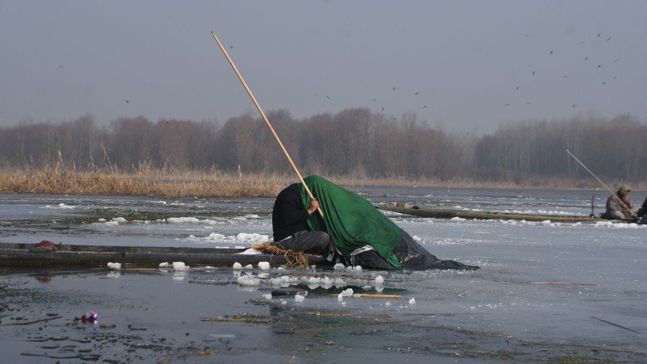 Srinagar: Searching for fish hidden in the shadows under the snow; Unique tradition of fishing, see these pict