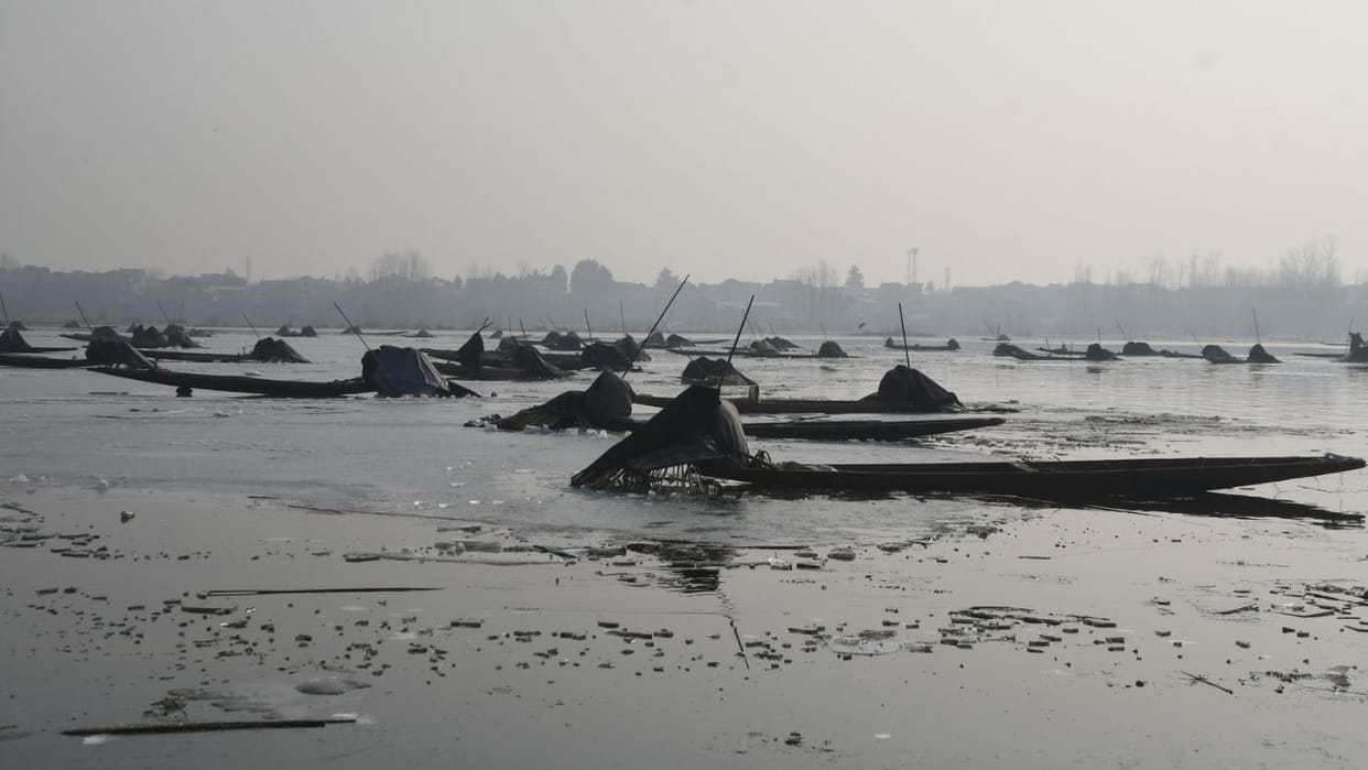 Srinagar: Searching for fish hidden in the shadows under the snow; Unique tradition of fishing, see these pict