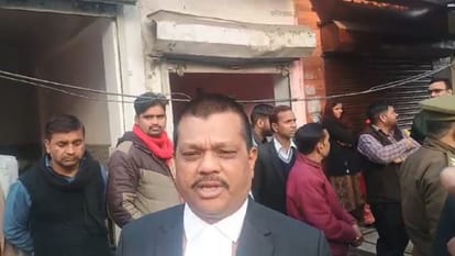 Panic spread due to firing on lawyer in the bareilly court