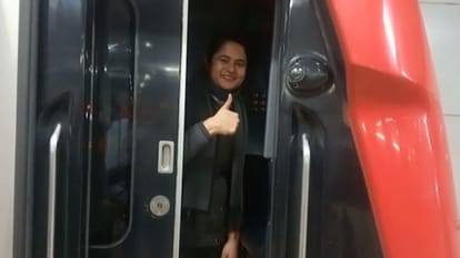 हजरतगंज से सचिवालय की ओर मेट्रो संचालित करतीं सुष्मिता।