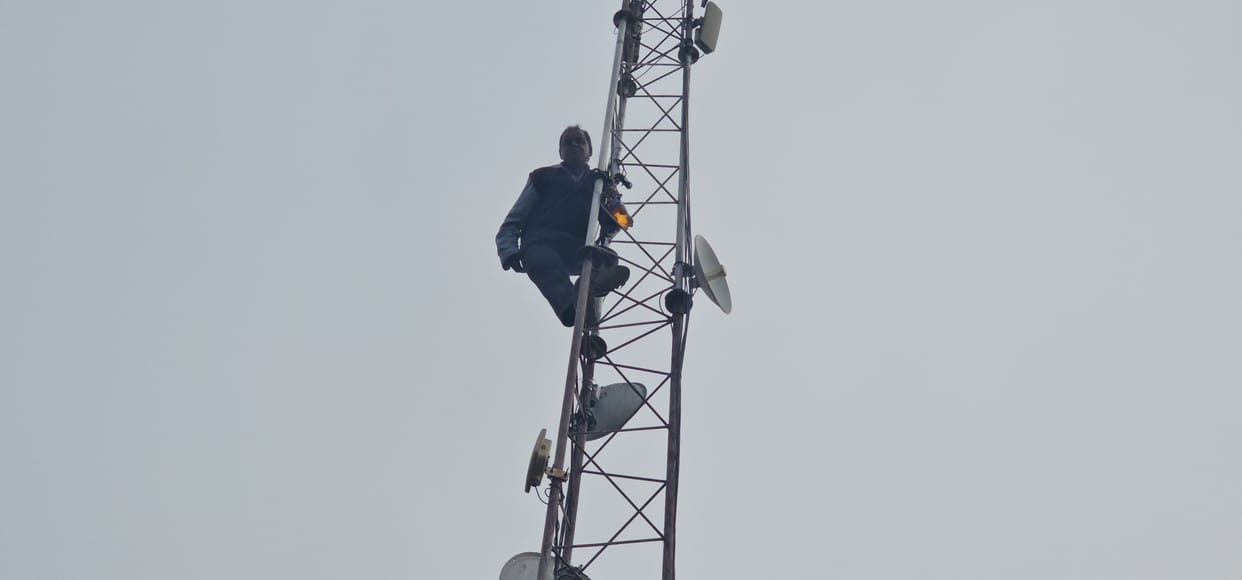 Rishikesh News Shopkeeper climbed on mobile tower with bottle of petrol crowd gathered, photos