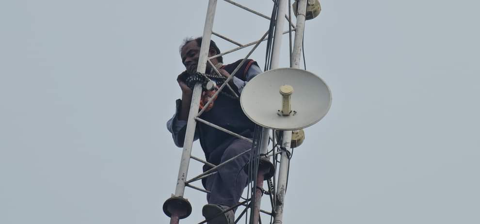 Rishikesh: पेट्रोल की बोतल लेकर मोबाइल टावर पर चढ़ा दुकानदार, मचा हड़कंप, लोगों की लगी भीड़, तस्वीरें Rishikesh News Shopkeeper climbed on mobile tower with bottle of petrol crowd gathered, photos