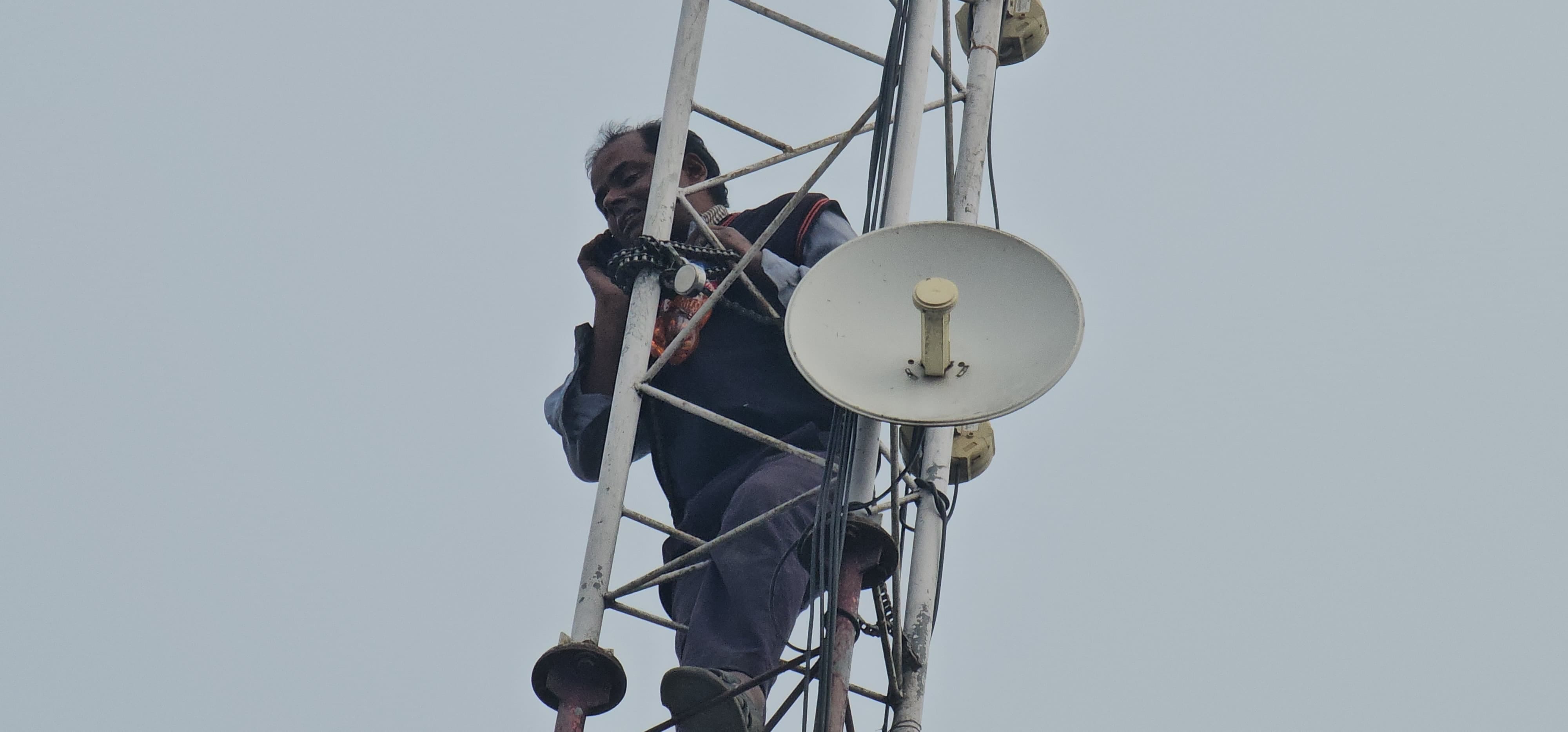 Rishikesh News Shopkeeper climbed on mobile tower with bottle of petrol crowd gathered, photos