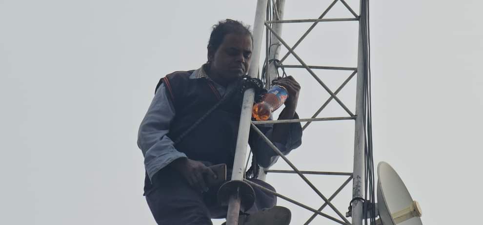 Rishikesh: पेट्रोल की बोतल लेकर मोबाइल टावर पर चढ़ा दुकानदार, मचा हड़कंप, लोगों की लगी भीड़, तस्वीरें Rishikesh News Shopkeeper climbed on mobile tower with bottle of petrol crowd gathered, photos