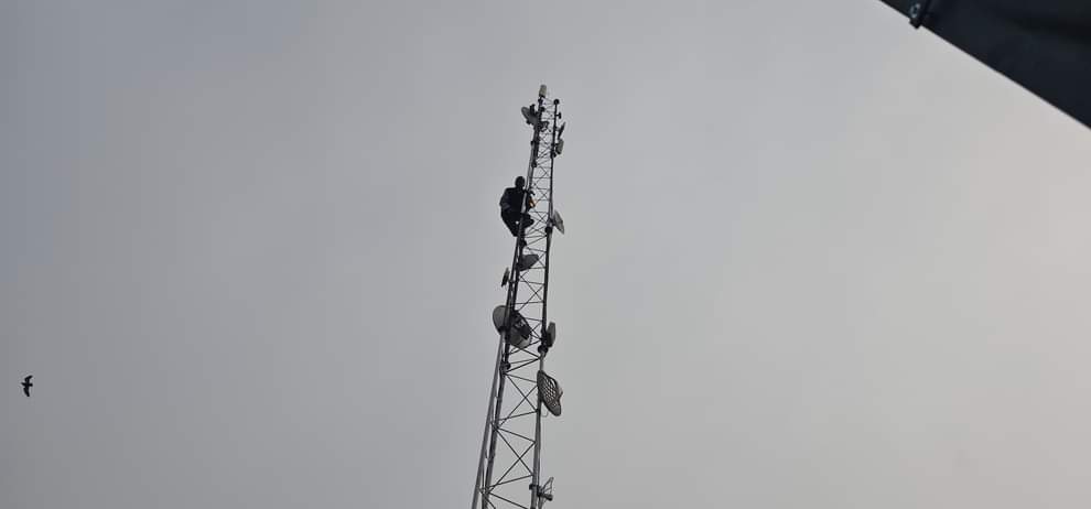 Rishikesh: पेट्रोल की बोतल लेकर मोबाइल टावर पर चढ़ा दुकानदार, मचा हड़कंप, लोगों की लगी भीड़, तस्वीरें Rishikesh News Shopkeeper climbed on mobile tower with bottle of petrol crowd gathered, photos