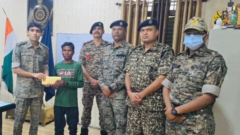 Naxalite Diwas surrendered in Kondagaon carrying a reward of one lakh
