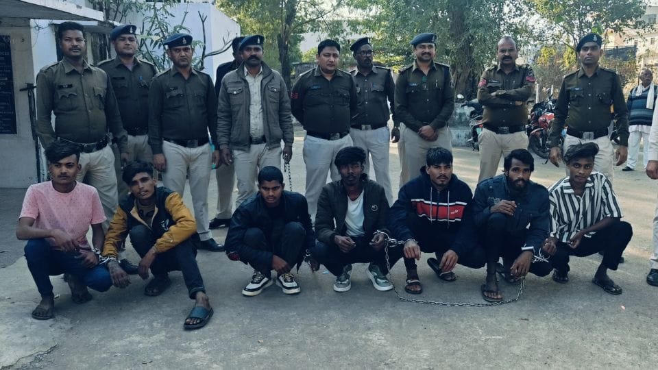 Police detained 12 people who uploaded photos with sharp weapons on social media in Bhatapara