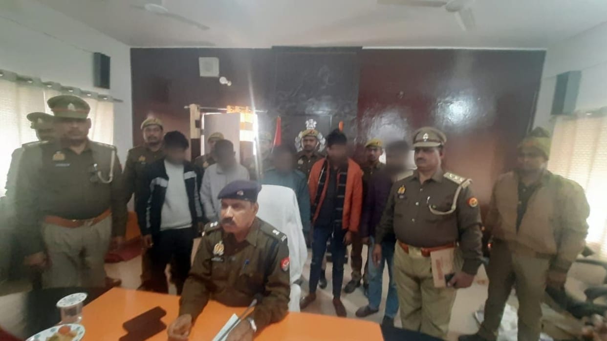 Police arrested five thieves including TUV vehicle and 23 e-rickshaw battery